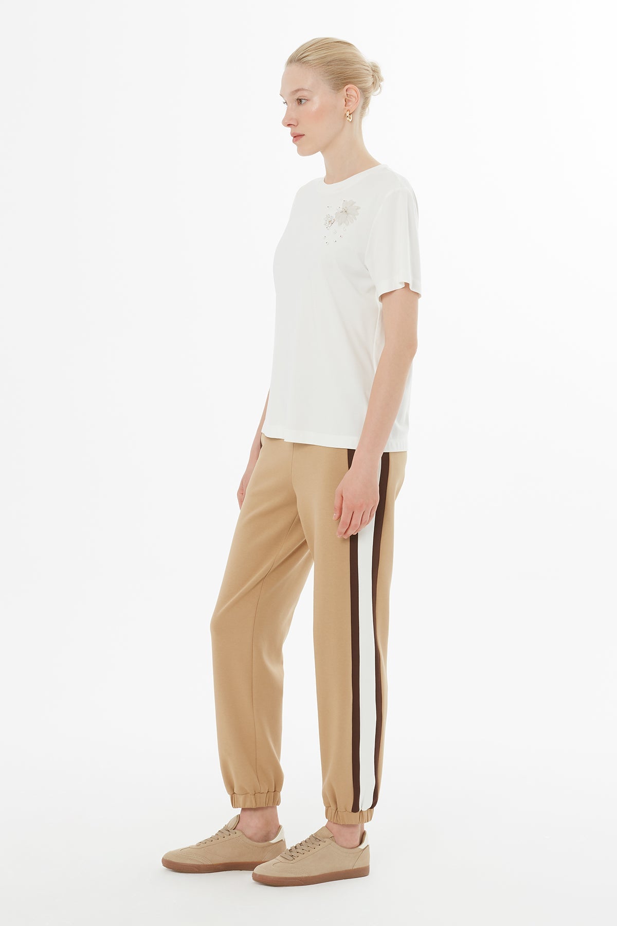Ecru T-Shirt with Brooch Details